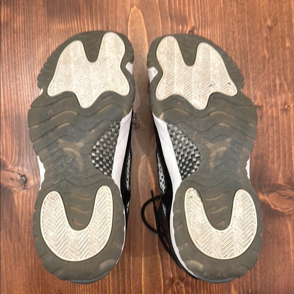 Jordan Black and White Sneakers with Classic Design - Picture 5 of 6